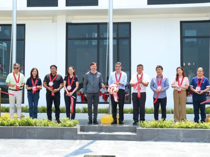 URC inaugurates its mega plant in Malvar, Batangas. Leading the ribbon-cutting ceremony are URC chair Lance Y. Gokongwei (5 th from right), president and CEO Irwin C. Lee (5th from left) and Malvar Mayor &nbsp;Artemio C. Abu (4th from right). They are joined by (from left) chief technology officer David J. Lim; chief supply chain and sustainability officer Jesselyn P. Panis; Vicente Millera Villanueva, Barangay Captain of San Pioquinto, Malvar; Mian David, group president ofURC branded consumer foods group (BCFG) Philippines; Rolando Tumambing, from the office Batangas Governor Vilma Santos-Recto; Atty. Cristine Collantes-Garcia, from the office of Congressman King Collantes; and PEZA Director General Tereso O. Panga.