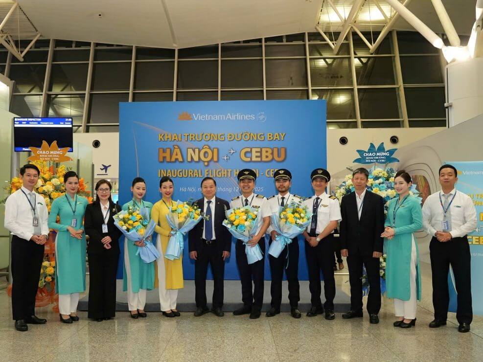 The entire crew of the inaugural flight from Hanoi to Cebu. | Contributed photo