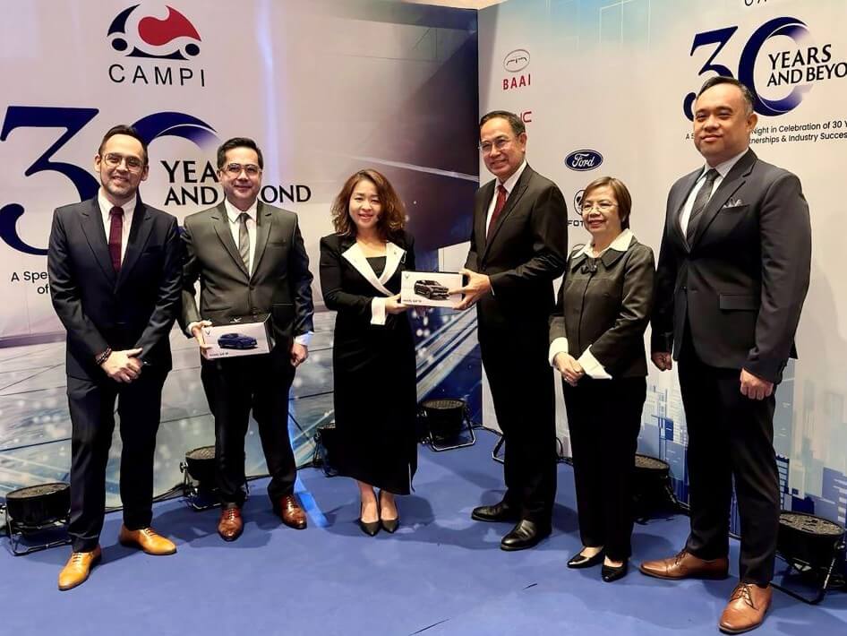 VinFast Philippines CEO Mai Anh (center left) and CAMPI president Rommel Gutierrez (center right) at the event marking the 30th anniversary of the Chamber of Automotive Manufacturers of the Philippines Inc. (CAMPI).