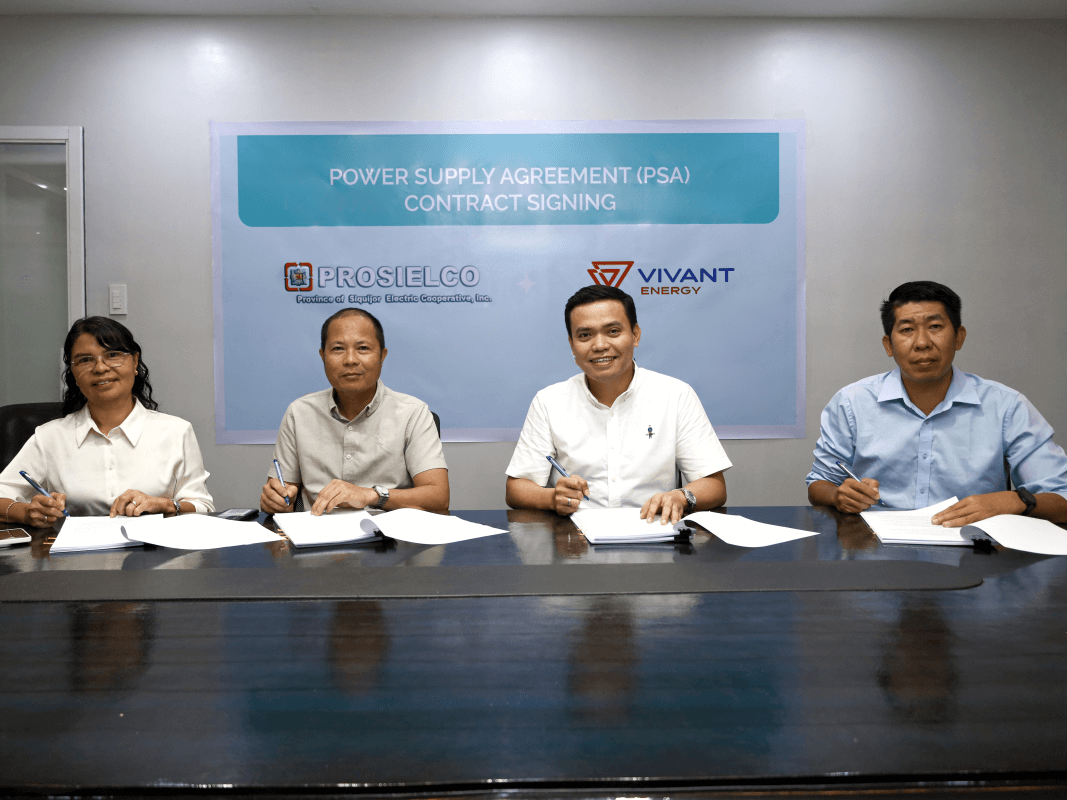 &nbsp;Prosielco general manager Glenn Galvan; Board president Noel Cordova; Erickson Omamalin Vivant Energy vice president-off grid solutions; &nbsp;and Vivant senior assistant vice president -regulatory and industry affairs Joseph Lua sign the deal. | Contributed photo