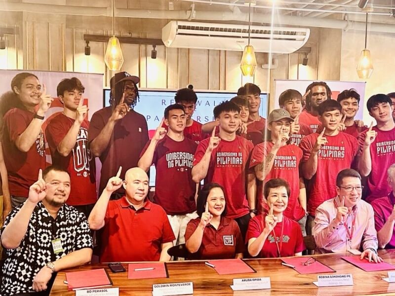 Robinsons Retail chair Robina Gokongwei-Pe with members of the UP Fighting Maroons men&rsquo;s basketball team. She backed the program through its losing years and witnessed its transformation into a perennial UAAP title contender./Photo by Red Samar of RRHI&nbsp;