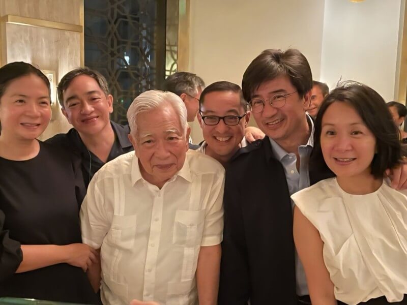 Jimenez family photo with ABS-CBN CEO Carlo Katigbak, flanked by Menardo G. &ldquo;Butch&rdquo; Jimenez Jr. (second from right), with family patriarch Menardo Jimenez in white at center./Photo from the ​Facebook page of ​Butch Jimenez&nbsp;
