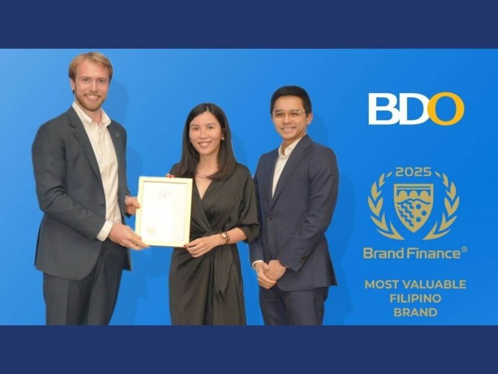 Alex Haigh, managing director of Brand Finance Asia Pacific, presents the certificate of recognition to Lorah L. Sy, BDO Singapore&rsquo;s senior vice president and chief executive, as Karis S. Napa, BDO Singapore&rsquo;s senior vice president for Commercial Banking, joins on stage. &nbsp;| Contributed photo