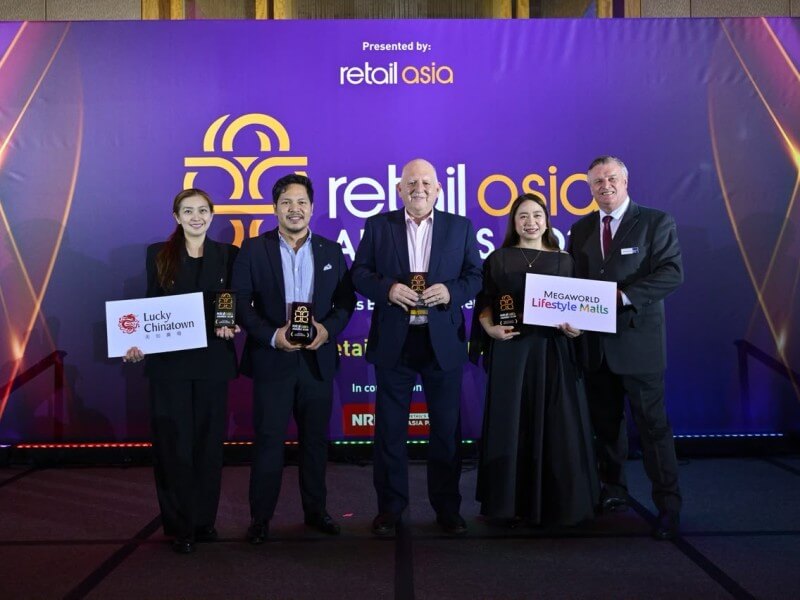 Graham Coates, First Vice President and Head of Megaworld Lifestyle Malls, led the company&rsquo;s delegation in receiving the awards at Marina Bay Sands in Singapore./Photo from Megaworld