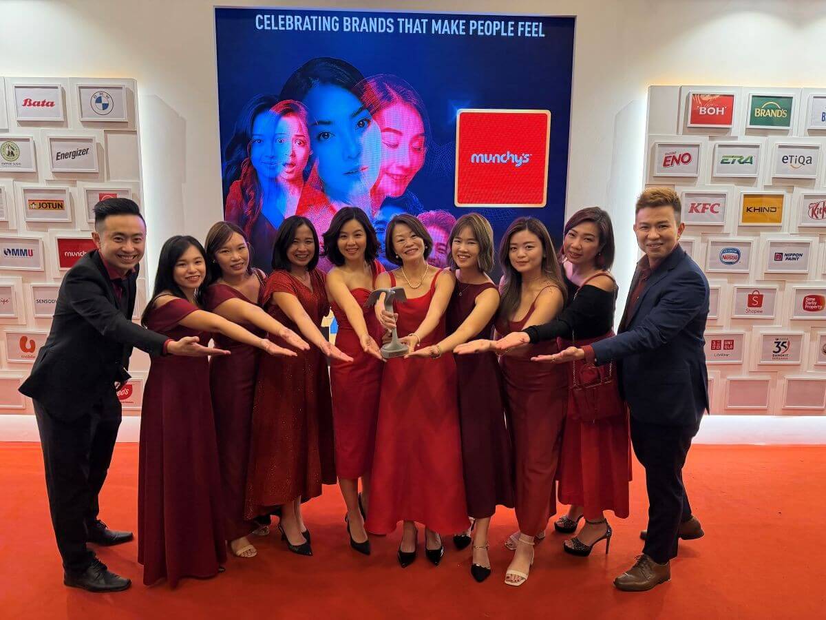 Munchy&rsquo;s takes home the bronze at the recent Putra Brand awards. In photo: URC&rsquo;s Chief Marketing Officer Karen Ong (6th from left) with the URMunchy&rsquo;s team. | Contributed photo