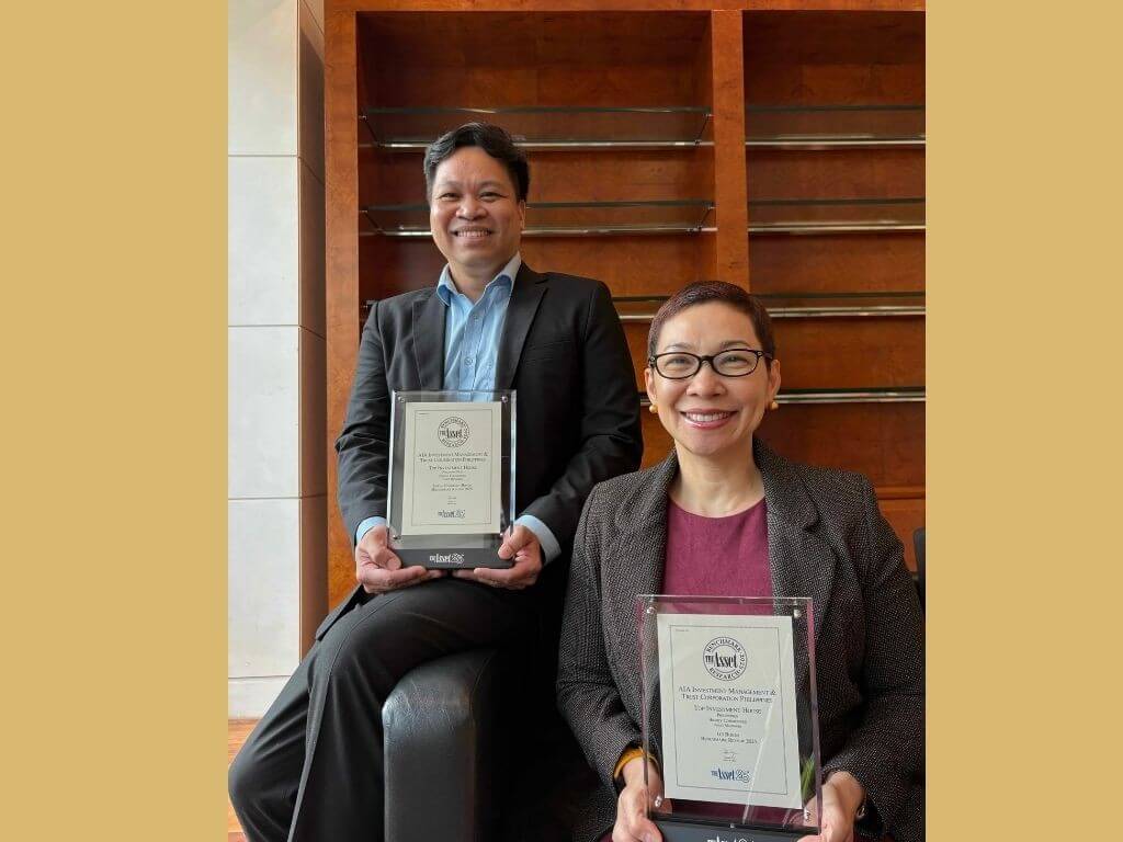 Angie Pacis, chief executive officer, (right), and Felino Valles Marana Jr., head of fixed income fund management of AIA Investment Management Philippines, receive the Top Investment House Awards from The Asset. | Contributed photo