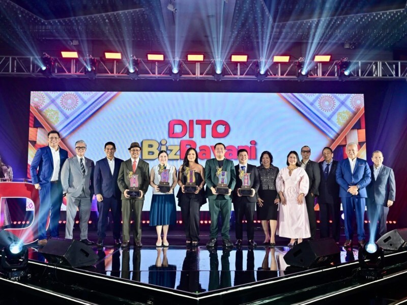 BUILDING WITH BIZBAYANI. The five inaugural DITO BizBayani Awards winners pose with DITO leaders following the nationwide search for outstanding Filipino MSMEs. Joining the winners are DITO BizBayan Head Gabby Cui (far left), DITO Chief Revenue Officer Atty. Adel Tamano (second from left), and DITO CEO Eric Alberto (second from right)./Photo from DITO&nbsp;