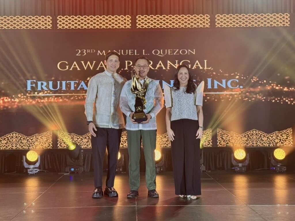 Fruitas founder and CEO Lester Yu (center) with Quezon City mayor Joy Belmonte./Photo from Fruitas 