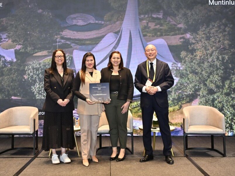 &nbsp;Filinvest representatives receive the ULI Asia Pacific Award for Excellence at the ULI Summit in Bangkok. In the photo (from L&ndash;R) Belinda Bentley, Managing Director of 9Springs and co-chair of this year&rsquo;s awards; Tracey San Pablo, Sr. Project Development Manager &ndash; Filinvest City; Bonna Crisostomo, Sr. Project Development Manager &ndash; Priming and Innovation; and Chris Law, Founding Director of Oval Partnership and co-chair of this year&rsquo;s competition./Photo from Filinvest