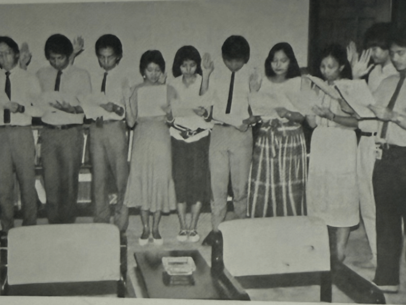 Induction of EJAP Founding Board in 1985. From left: Mr. Cesar E. Virata, Prime and Finance Minister in 1985; Abrino Aydinan; Daniel Yu; Ray Eñano; Raul Marcelo; Chi Liquicia; Roberto Capco; Corrie Salientes-Narisma; Arleen Chipongian-Perez; Dennis Fetalino; Adlai Noel Velasco; Oscar Quiambao; Juanito Concepcion./Photo from the 2025 EJAP souvenir program 