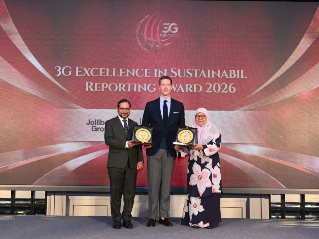 Jollibee Group global chief marketing officer David Beal (center) receives the 3G Excellence in Sustainability Reporting Award 2026 and the 3G Championship Award for Service Excellence during ceremonies held in Singapore on April 28. Presenting the awards were Dr. Humayon Dar, chairman of the Global Good Governance Program, and Her Excellency Noor Qamar Binti Haji Sulaiman, High Commissioner of Brunei Darussalam to Singapore. | Contributed photo