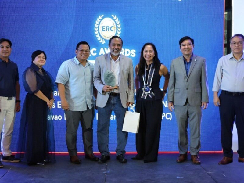 The award was presented by Francis Saturnino Juan and accepted by Meralco Senior Vice President and Head of Regulatory Management Jose Ronald Valles, in the presence of Department of Energy Secretary Sharon Garin./Photo from Meralco&nbsp;