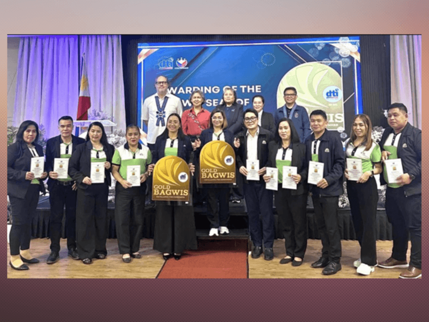 (Top row, from left) Consul Anton Mari Perdices, VP for business development (Cebu Chamber of Commerce & Industry); Esperanza T.L. Melgar, Acting Regional Director (DTI-7); Marivic &nbsp;V. Aguilar, Provincial Director (DTI-Cebu); Atty. Airene E. Abapo, chief Consumer Protection Division (DTI-Cebu); and Jay Fernandez, president (Philippine Retailers Association - Cebu Chapter);(Bottom row, from left) Emma Villoson (Metro Wholesale Mart Colon); Angelito Dublin (Metro Toledo); Lovella Duamguing (Super Metro Colon); Antonia Luisa Estrada (Metro Canduman); Maricel Florita (Area Manager, South Cebu); May Sadwarny Sasedor (Area Manager, Central Cebu); Charito Dagotdot (Metro Ayala Center Cebu); Diana Almagro (Metro Colon); Oliver Repuela (Metro Paseo); Judy Marie Gilo (Super Metro Mambaling); and Roel Manco (Metro Cebu IT Park), during the awarding ceremony of Bagwis Award by the Department of Trade and Industry. | Contributed photo