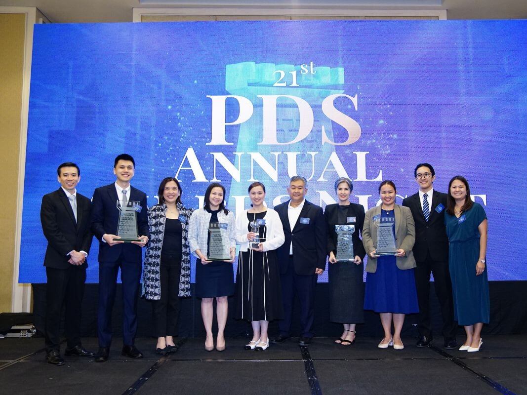 Metrobank financial markets sector executives receive top honors at the PDS Annual Awards. From left: Metrobank head of treasury group, John Christopher Lu; OIC head of local currency trading department, Kyle Peralta; head of investment distribution, Chorie Chan; desk head local corporate credits, Bernice Nobleza; financial markets sector deputy head, Jikee Reyes; financial markets sector head, Toto Tansingco; head of rates and credits division, Kathryn Abes; head of securities brokering department, April De Leon; head of client solutions division, Paolo Narciso, and head of south metro investment distribution, Marbie Ann Castillo. | Contributed photo