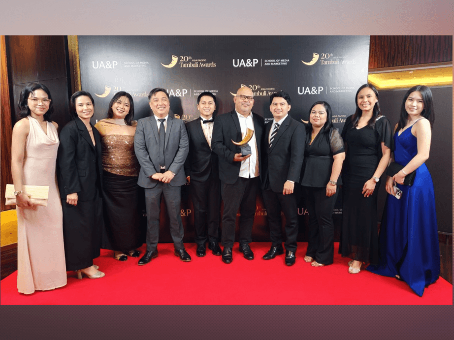 Representatives from the ATM Go and Digital Marketing teams of RCBC&rsquo;s Digital Enterprise and Innovations Group (DEIG) receive the APAC Tambuli Award for the bank&rsquo;s community banking innovation initiative.| Contributed photo