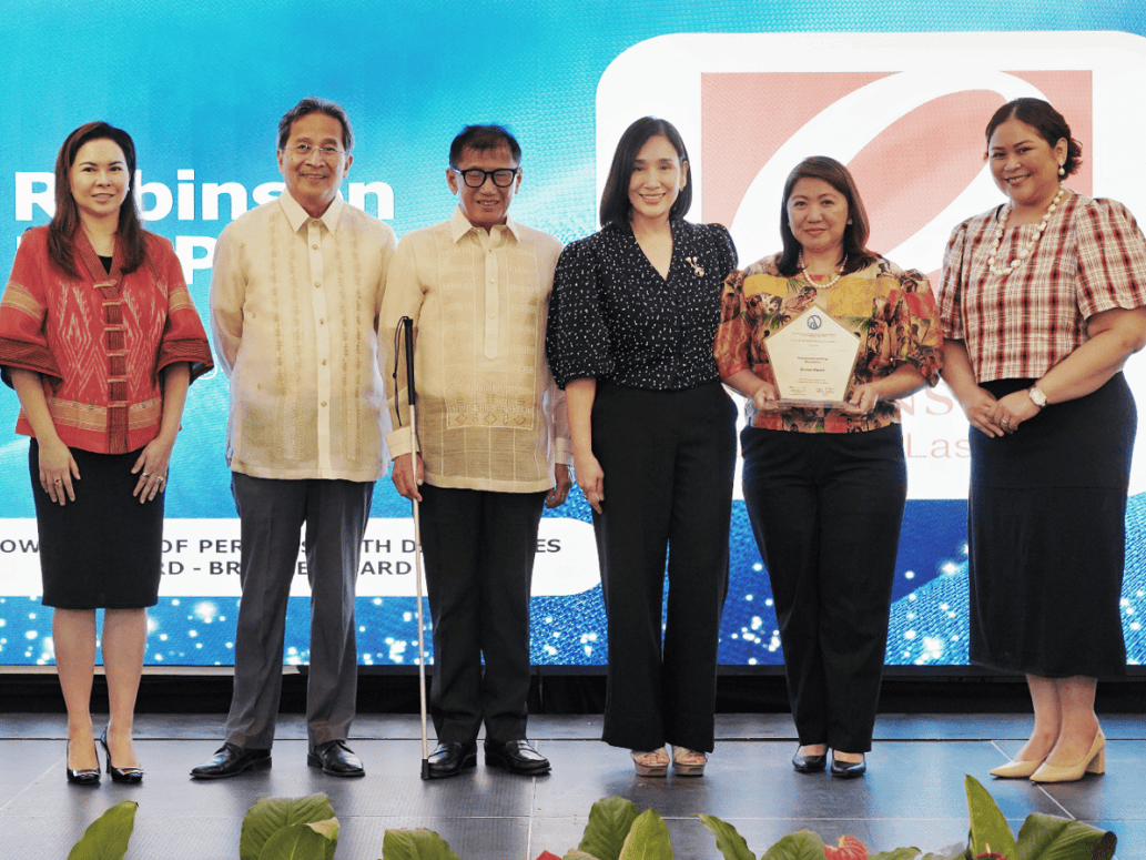 Atty. Cristina Collantes-Garcia, member of the Awards Committee; Edgardo Garcia, Philippine Foundationfor the Rehabilitation of the Disabled (PFRD) president; Ar. Jaime Silva, chair/PFRD vice president; Mary AnnArcega-Dy, chair of 31st Apolinario Mabini Awards; Cathy S. Alejandro, Robinsons Malls head of operations; and Krystel Marquez-Lim, Robinsons Malls sustainability manager.| Contributed photo