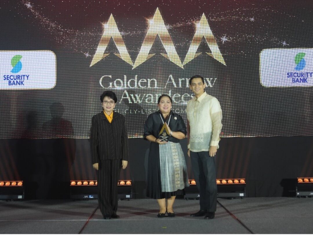 At the 2025 Golden Arrow Awarding Ceremony in Okada Manila, Security Bank SVP and chief compliance officer Anna Christina Chinjen (center) receives the Golden Arrow recognition, joined by ICD Trustees Tomasa H. Lipana (left) and Atty. Jose Tomas C. Syquia (right). | Contributed photo