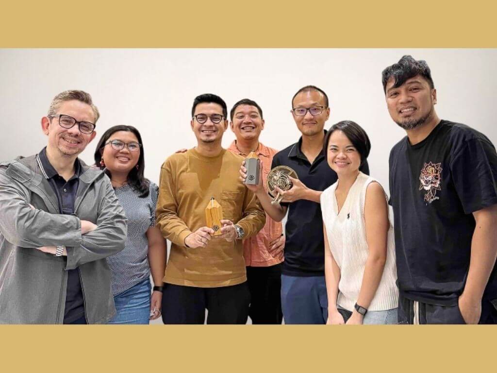 Mandaue Foam&rsquo;s managing director Ryan Robinson Uy with the GIGIL team. | Contributed photo&nbsp;