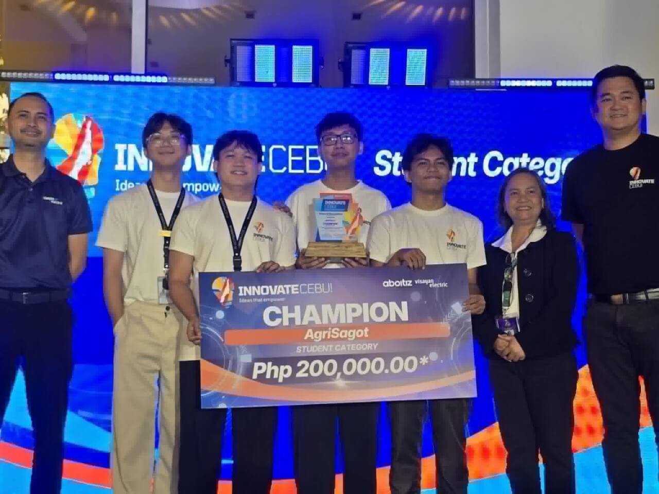 &nbsp;Innovate Cebu! champion. UC InterPhase team gets P200,000 for agricultural platform AgriSabot. | Photo from UC Corporate Communications&nbsp;