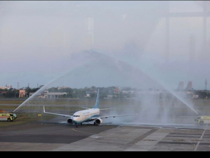 A Xiamen Air aircraft receives a ceremonial water salute at Mactan-Cebu International Airport, marking the official resumption of direct flights between Cebu and Quanzhou, Fujian. | Photo from the Cebu Province Facebook page